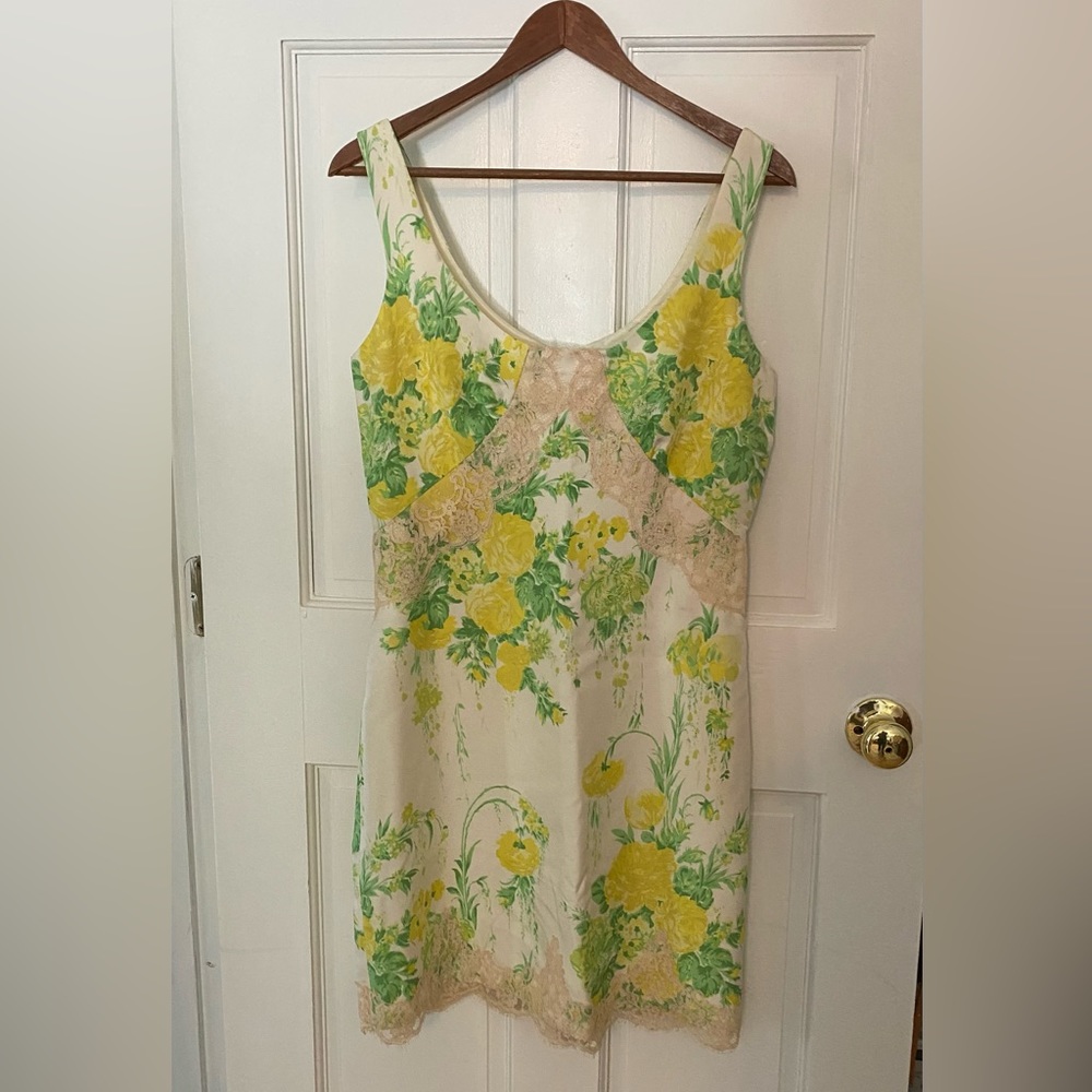 100% silk Tracy Reese dress. green + white floral print w/ lace detailing. Sze 6